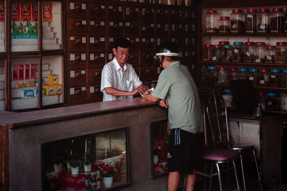 Kệ thuốc sắp xếp theo nhóm